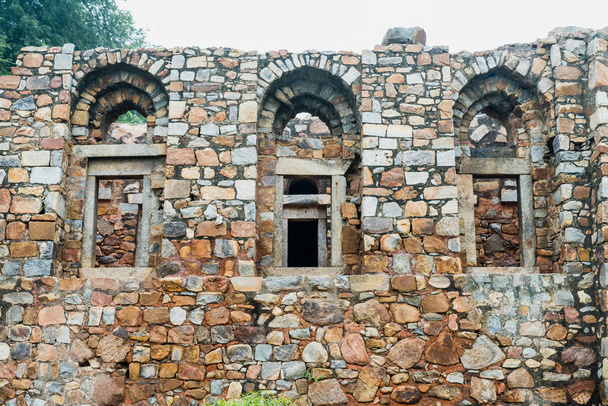 Ruine de trois portes ou fenêtres de l'aile nord de Firoz Shah Tom
 - Photo, image