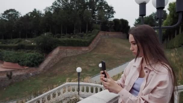 kobieta fotografuje przez terytorium telefonu komórkowego opactwa Melk - Materiał filmowy, wideo