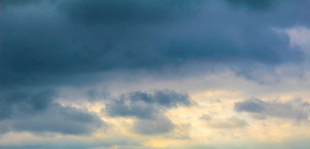Cielo azul gris de invierno al atardecer y al amanecer
 - Foto, Imagen