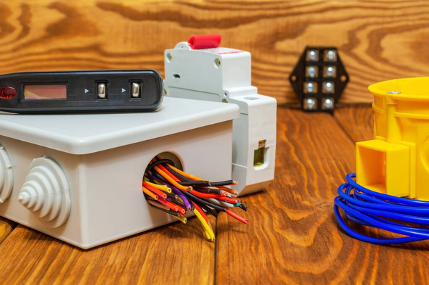 Електричні коробки з кабелями дроти та інструмент, що використовуються в процесі електромонтажу
 - Фото, зображення
