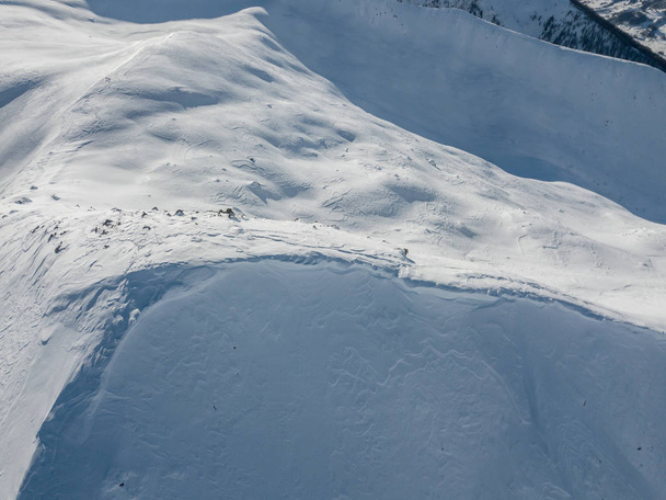 Luftaufnahme des schneebedeckten Berggipfels in den Schweizer Alpen - Foto, Bild