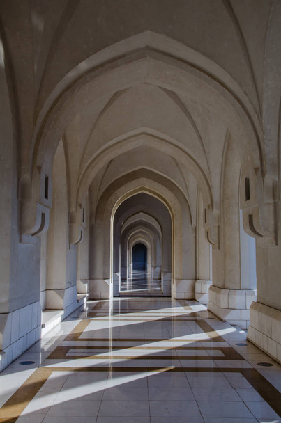 Вид вдоль аркады в восточном направлении
 - Фото, изображение