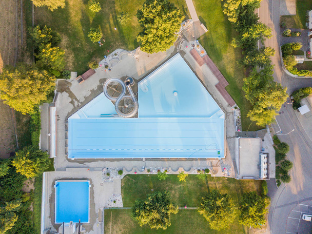 Luchtfoto van het openbaar zwembad in Europa - Foto, afbeelding