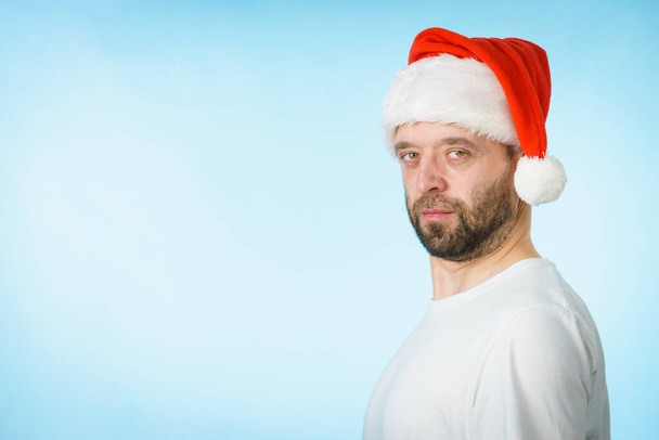 Bearded man in santa claus hat - Φωτογραφία, εικόνα