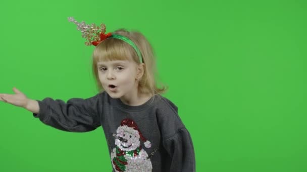 Ευτυχισμένο όμορφο κοριτσάκι με πουλόβερ και χιονάνθρωπο. Χριστούγεννα. Κλειδί χρωμίου - Πλάνα, βίντεο