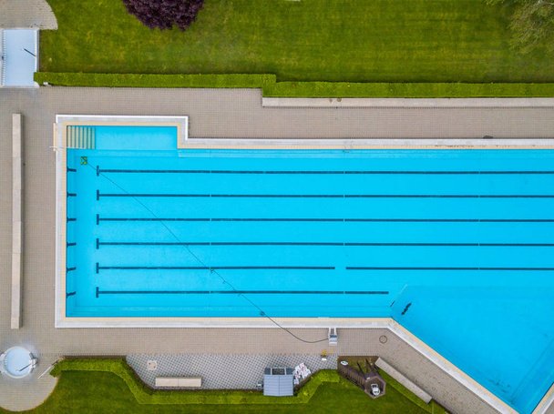 Widok z powietrza na publiczny basen - Zdjęcie, obraz