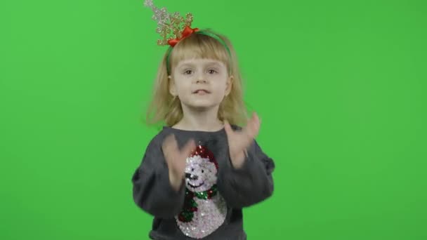 glücklich schönes kleines Mädchen in einem Pullover mit einem Schneemann. Weihnachten. Chroma-Schlüssel - Filmmaterial, Video