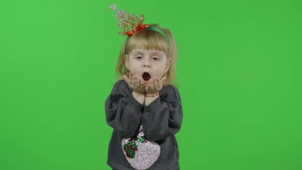 Boldog, gyönyörű kislány, pulóverben, hóemberrel. Karácsonykor. Kroma kulcs - Felvétel, videó