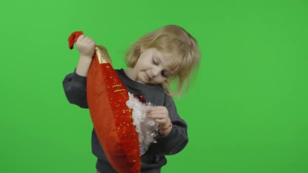 glücklich schönes kleines Mädchen in einem Pullover mit einem Schneemann. Weihnachten. Chroma-Schlüssel - Filmmaterial, Video
