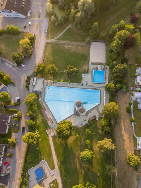 Widok z powietrza na publiczny basen w Europie - Zdjęcie, obraz