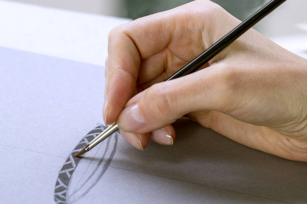 Zeichnung Schmuckdesign. Künstler Designer zeichnen Skizze Schmuck auf Papier. Designstudio. Ideen für Kreativität. - Foto, Bild