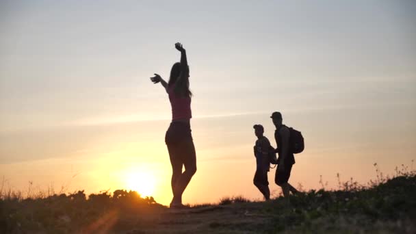Femme heureuse levez les mains sur la plage en profitant du coucher de soleil pendant les vacances de voyage d'été. Bonheur et bonheur concept vidéo avec saut féminin de joie célébrant en silhouette. MOTION LENT 4k
 - Séquence, vidéo
