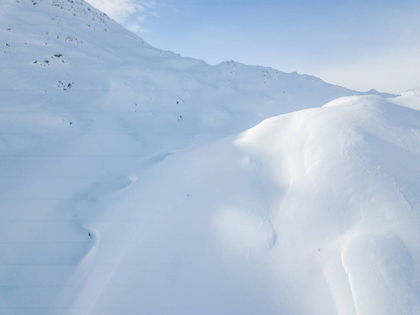 Αεροφωτογραφία του καλυμμένου με χιόνι εδάφους στην ορεινή περιοχή. Βουνά  - Φωτογραφία, εικόνα