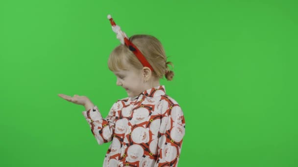Ευτυχισμένο όμορφο κοριτσάκι με πουκάμισο και Άγιο Βασίλη. Χριστούγεννα. Κλειδί χρωμίου - Πλάνα, βίντεο