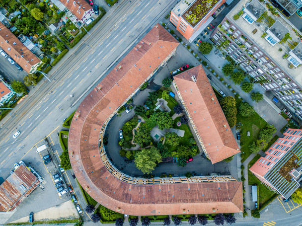 Widok z lotu ptaka budynków z dachami. Ulice z ruchem w widoku nad głową. Miasto w Europie z góry. - Zdjęcie, obraz