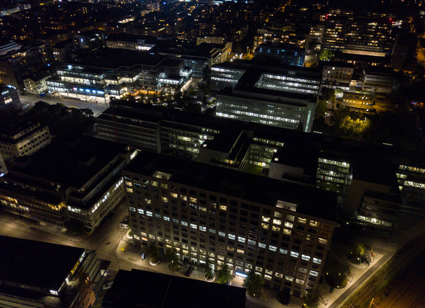 Luftaufnahme der europäischen Stadt bei Nacht mit hellen Lichtern - Foto, Bild