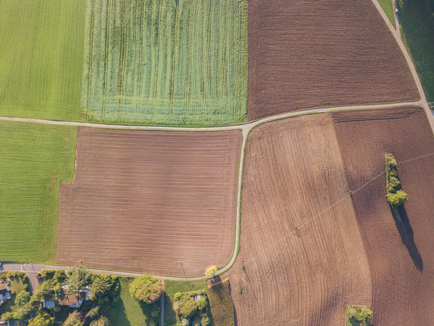 Αεροφωτογραφία των οργωμένων αγρών στο αγροτικό τοπίο στην Ελβετία - Φωτογραφία, εικόνα