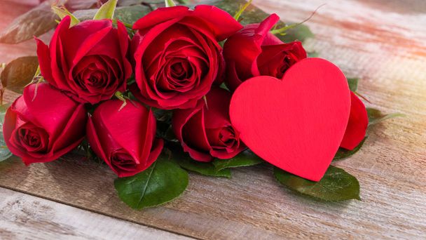 Τριαντάφυλλα και κόκκινη ξύλινη καρδιά - Φωτογραφία, εικόνα