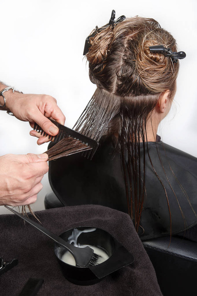 Fryzjer stosujący maskę do włosów jej klienta w włosy piękna s - Zdjęcie, obraz