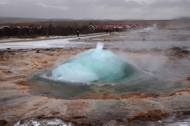 Zamazana. Wybuch gejzera Strokkur w południowo-zachodniej części Islandii na obszarze geotermalnym w pobliżu rzeki Hvitau - Zdjęcie, obraz
