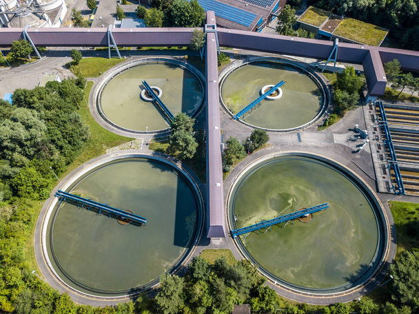  Veduta aerea dell'impianto di trattamento delle acque reflue in Svizzera
 - Foto, immagini