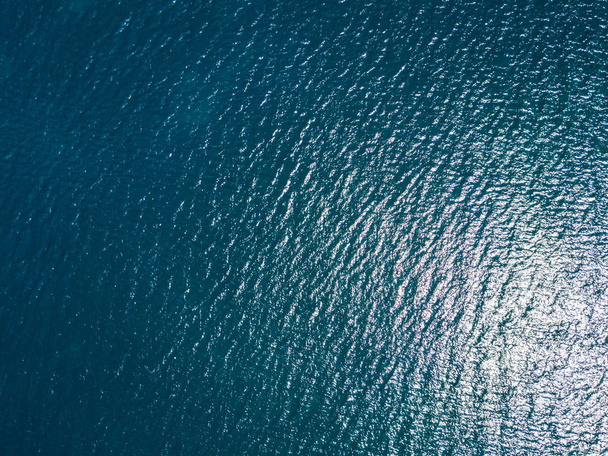 Widok z lotu ptaka na spokojną powierzchnię morza - Zdjęcie, obraz