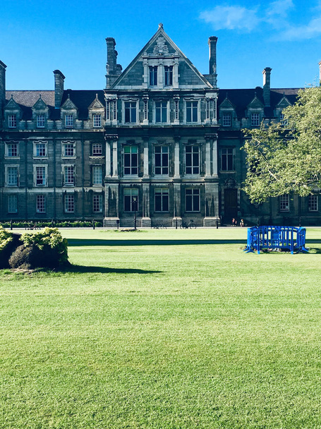 Trinity College Dublin / Ireland Republic - May 15, 2019: Туристична прогулянка повз стіну навколо Триніті-коледжу в Дубліні, Ірландія. - Фото, зображення