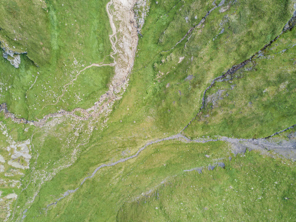 Vue aérienne du sentier de randonnée en montagne
 - Photo, image