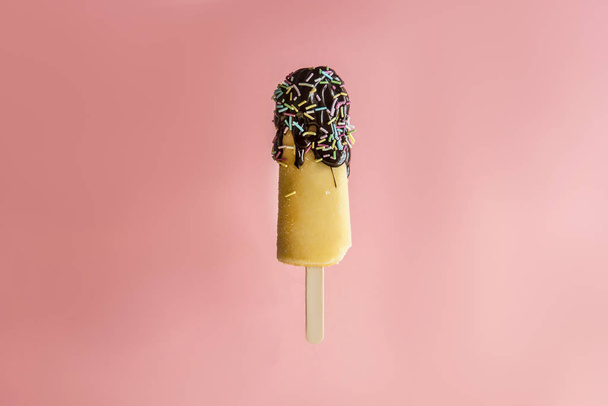 ice cream sticks on pastel colors background - Foto, Imagem