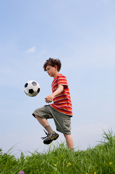 Junge spielt Fußball - Foto, Bild