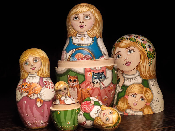 Lalka Matryoshka, rosyjska lalka, rosyjska lalka do nestingu, lalki układające, drewniane lalki. - Zdjęcie, obraz