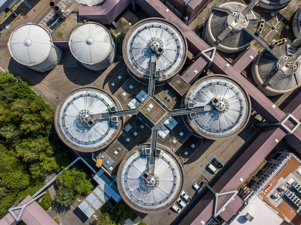  Uitzicht vanuit de lucht op afvalwaterzuiveringsinstallatie in Zwitserland - Foto, afbeelding