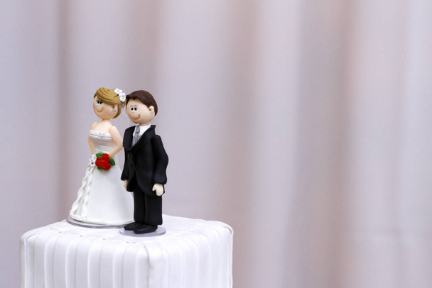 gyönyörű szobrok menyasszony és vőlegény dekoratív esküvői torta - Fotó, kép