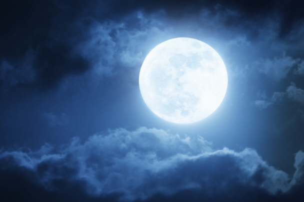 Dramáticas nubes nocturnas y cielo con luna llena grande
 - Foto, Imagen