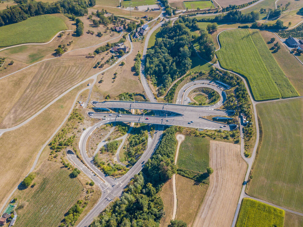 Vista aérea del puente de la autopista y entrada al túnel en Suiza
 - Foto, Imagen