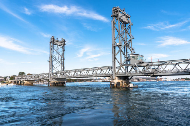 Vertikální zvedací most přes mohutnou řeku za jasného podzimního dne. Portsmouth, Nh, Usa. - Fotografie, Obrázek