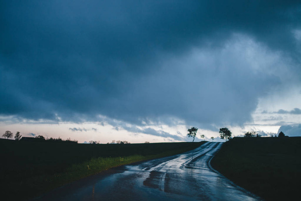 droga w miejscowości w deszczową pogodę - Zdjęcie, obraz