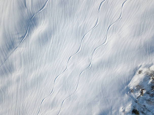 雪の中でスキー場の空中ビュー。粉のバックカントリースキー - 写真・画像