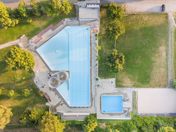 Vista aérea de la piscina pública en Europa
 - Foto, Imagen