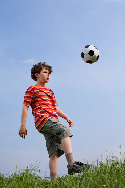 Boy playing football - Foto, afbeelding