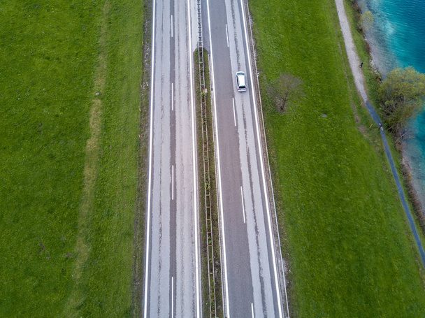 Légi kilátás utak zöld erdő Svájcban. - Fotó, kép