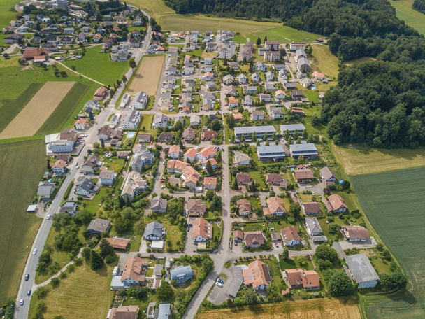Antenni näkymä kylään Sveitsissä - Valokuva, kuva