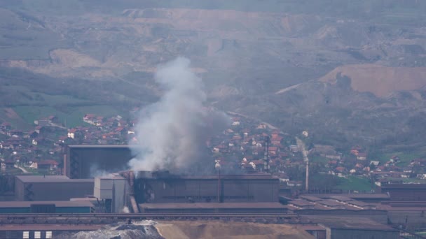 Industrial factory pollution, large smoke from pipes in atmosphere, near city, unclean air, poor visibility, stuffy - Metraje, vídeo