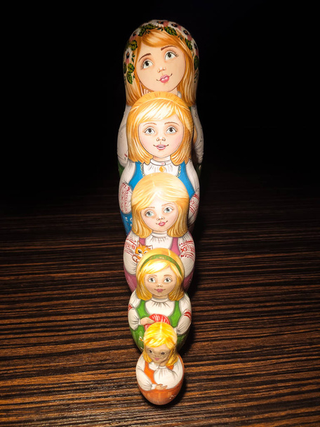 Matryoshka-nukke, venäläinen nukke, venäläinen pesimänukke, pinoavat nuket, puiset nuket
. - Valokuva, kuva