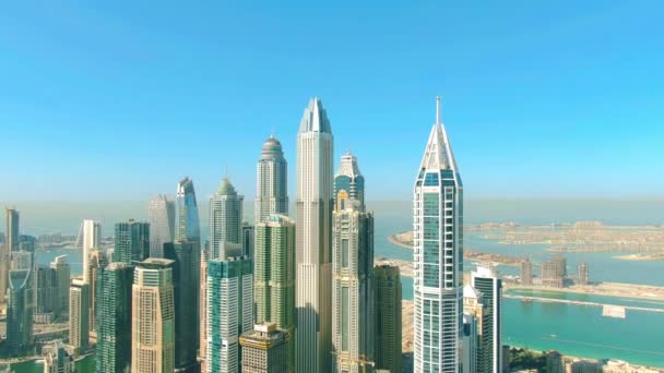 Luchtopname van wolkenkrabbers en het beroemde Palm Jumeirah eiland in Dubai, Uae - Video