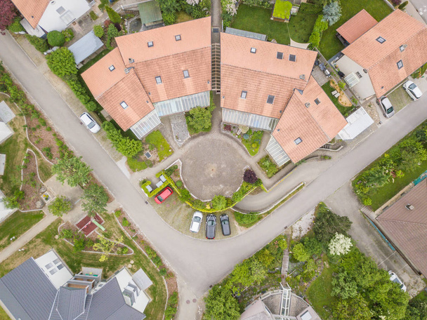 Vista aérea de edificios urbanos con apartamentos en pequeña ciudad
 - Foto, Imagen