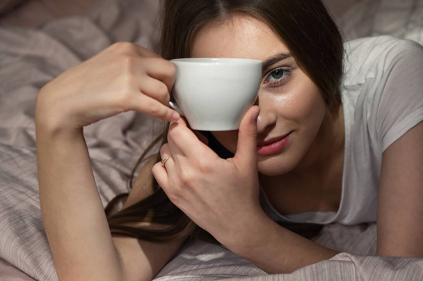 Dziewczyna z filiżanką kawy  - Zdjęcie, obraz