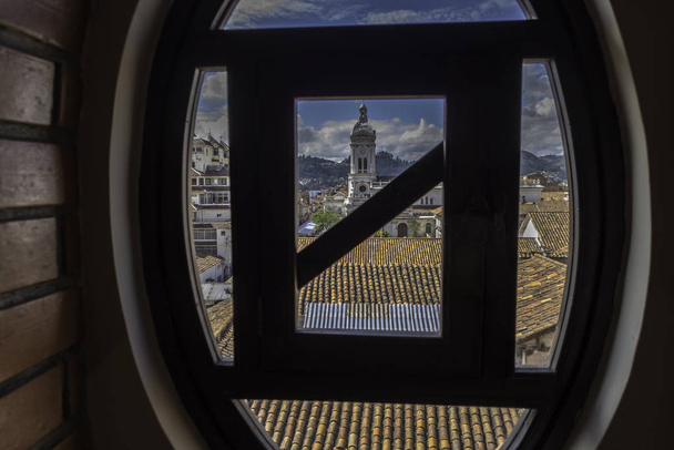 Blick auf eine Kathedrale aus dem Fenster eines Hotels - Foto, Bild