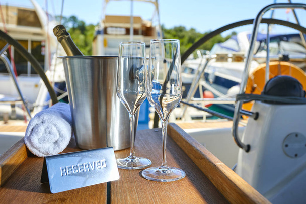 Романтический роскошный вечер на круизной яхте с шампанским  - Фото, изображение
