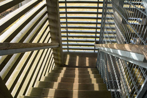 Por las escaleras en un mirador de madera towe
 - Foto, imagen